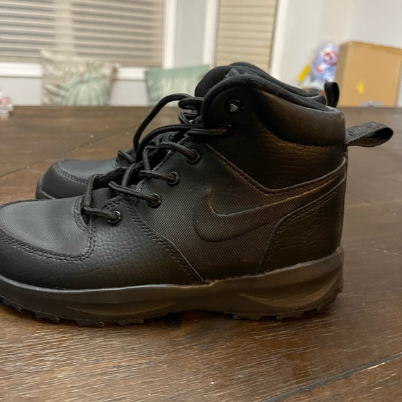 Nike youth boots size 1 - Picture 1 of 4